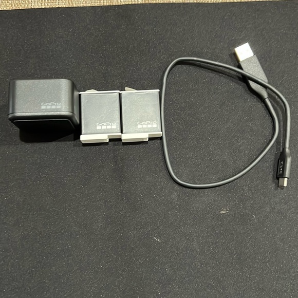 Gopro Dual Battery Charger+ 2  Gopro Enduro Batteries - Picture 2 of 2